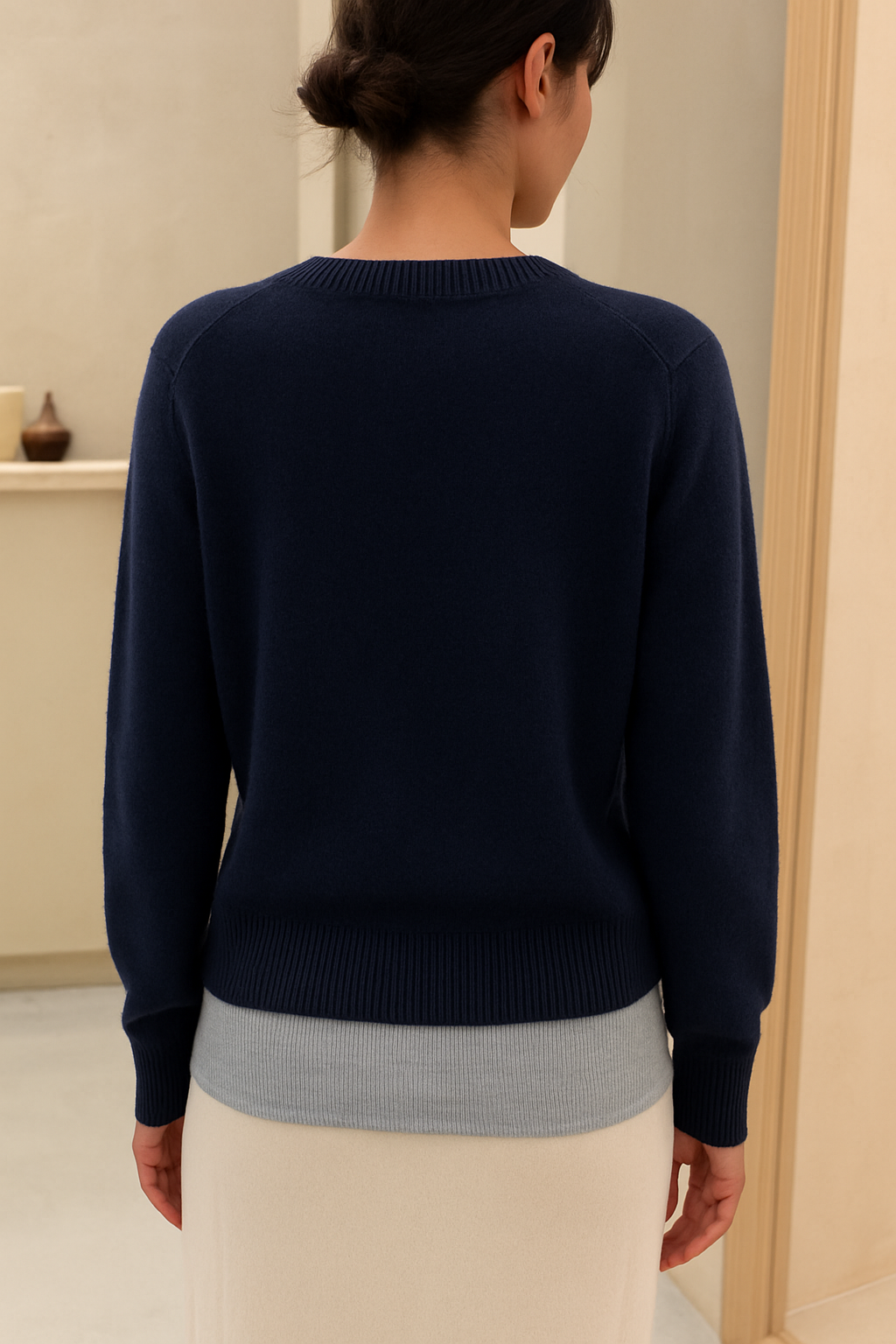 "Zachte gebreide cardigan met knoopsluiting, ronde hals en lichte pasvorm, verkrijgbaar in meerdere kleuren, elegant en warm.