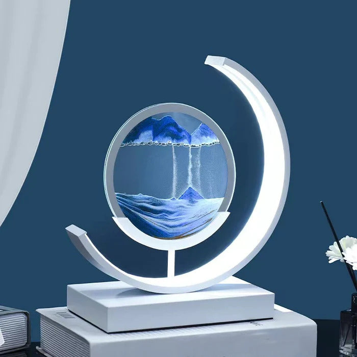 "3D zandschelp tafellamp met rustgevende zandpatronen, dynamische vormen en zachte LED-verlichting in modern acryl design."