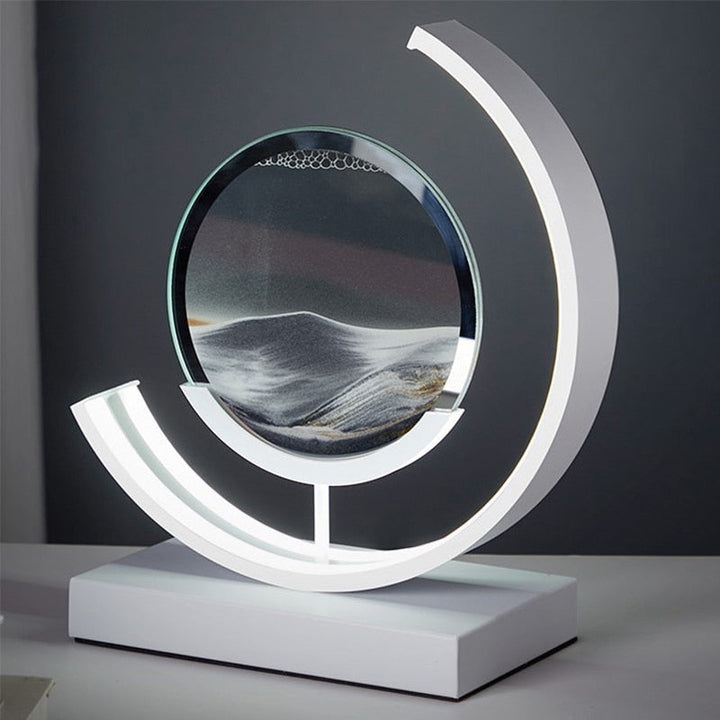 "3D zandschelp tafellamp met rustgevende zandpatronen, dynamische vormen en zachte LED-verlichting in modern acryl design."