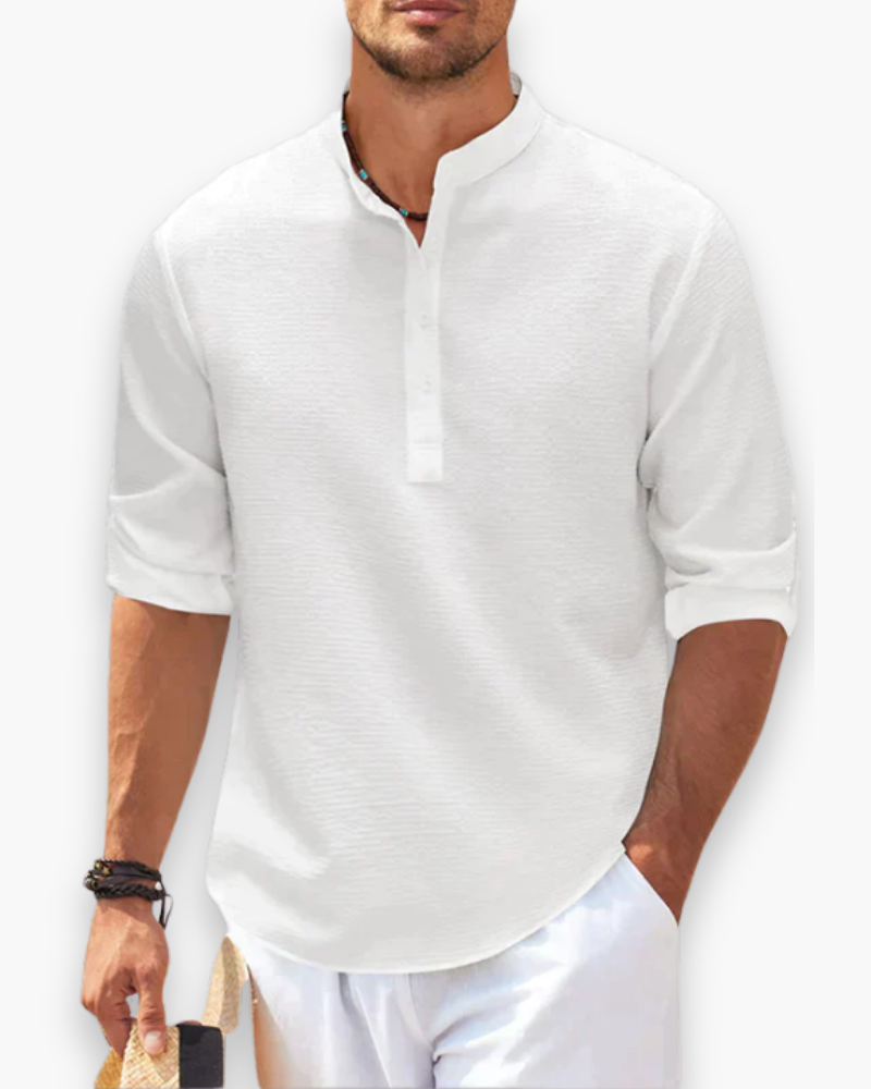 Ademend herenoverhemd met korte mouwen voor de zomer. Stijlvol casual shirt met opstaande kraag.