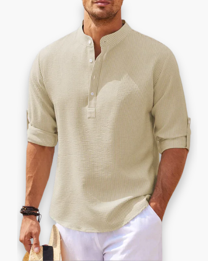 Detail van de opstaande kraag en knoopsluiting van dit stijlvolle ademende herenoverhemd, casual voor de zomer.