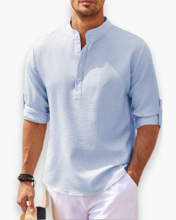 Man draagt een stijlvol ademend herenoverhemd met korte mouwen, comfortabel voor een zomerse casual look.