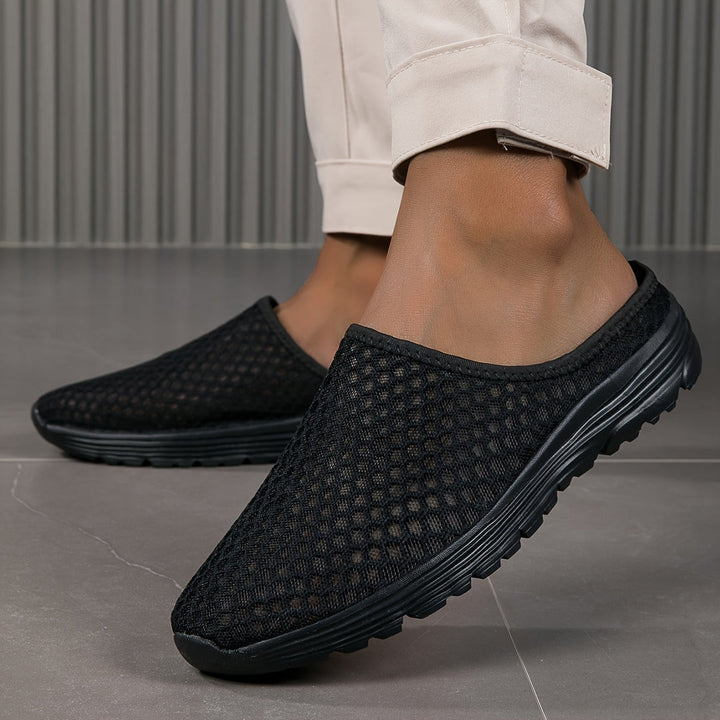 "Ademende heren instappantoffels, licht stijgend mesh design met luchtige structuur, ideaal voor comfort en casual stijl."