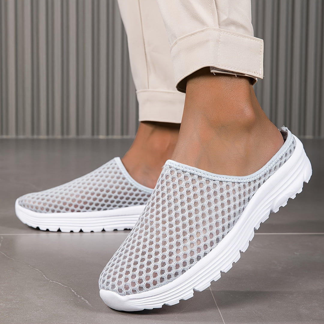 "Ademende heren instappantoffels, licht stijgend mesh design met luchtige structuur, ideaal voor comfort en casual stijl."