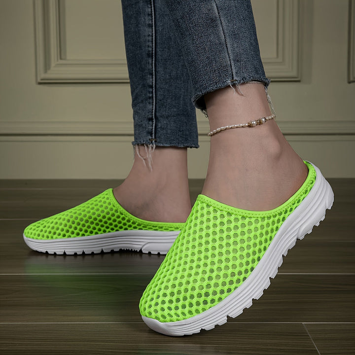"Ademende heren instappantoffels, licht stijgend mesh design met luchtige structuur, ideaal voor comfort en casual stijl."
