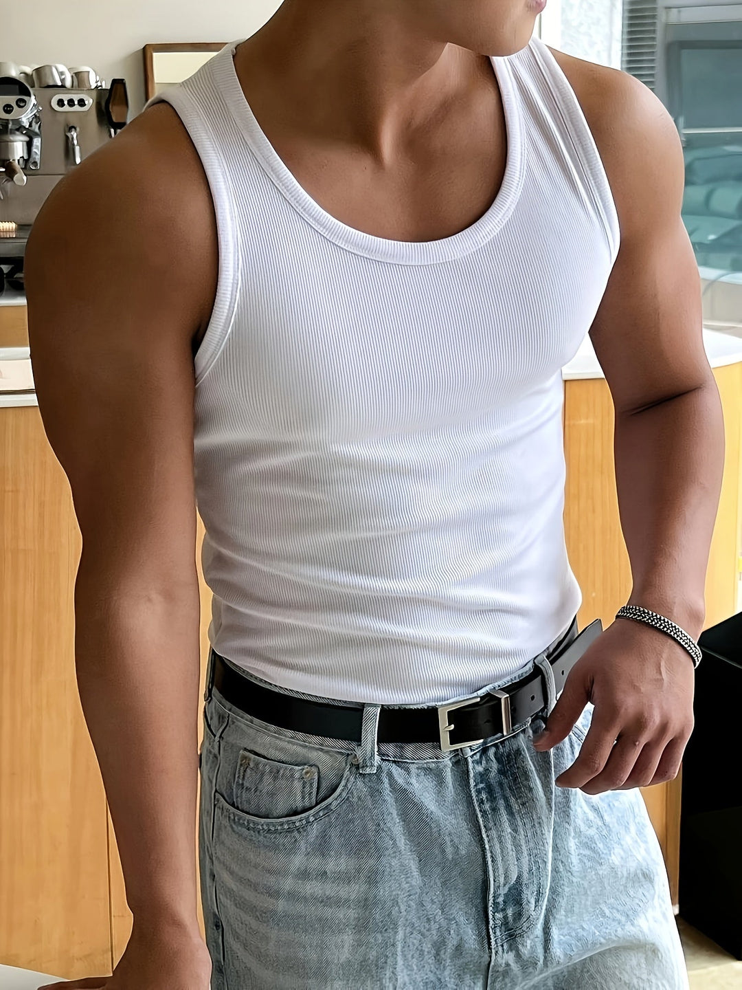 "Ademende heren tanktop voor zomer, lichtgrijs, mouwloos, luchtige stof, comfortabele en stijlvolle, ideaal voor warme dagen.