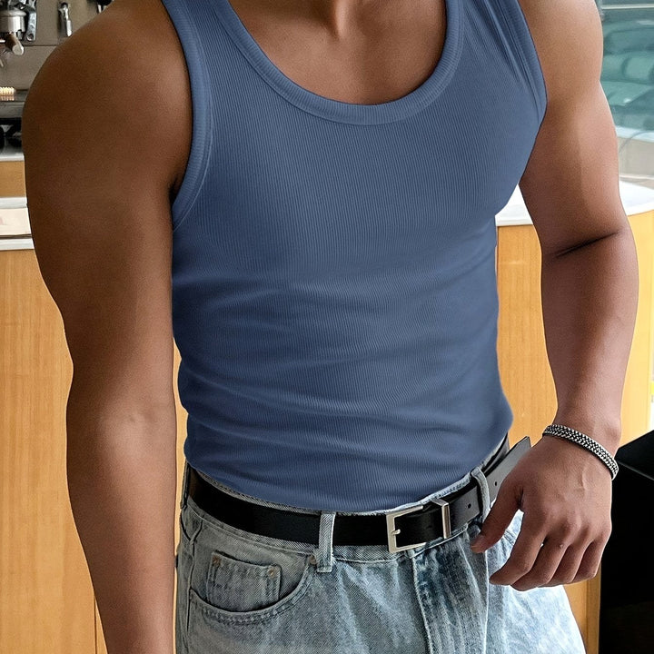 "Ademende heren tanktop voor zomer, lichtgrijs, mouwloos, luchtige stof, comfortabele en stijlvolle, ideaal voor warme dagen.