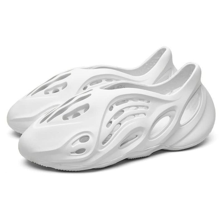 "Ademende zomerschoenen voor heren met lichtgewicht zool, ideaal voor comfort en stijl tijdens warme dagen, beige kleur."