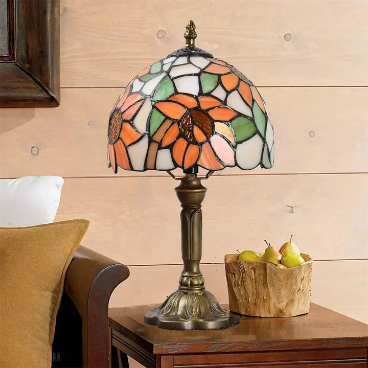 "Antieke glas in lood wandlamp met warme gloed en ambachtelijke stijl, perfect voor tijdloze elegantie in uw interieur."