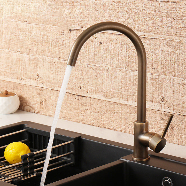 Antieke messing keukenkraan met enkele hendel, glanzend en elegant design voor klassieke keukens.