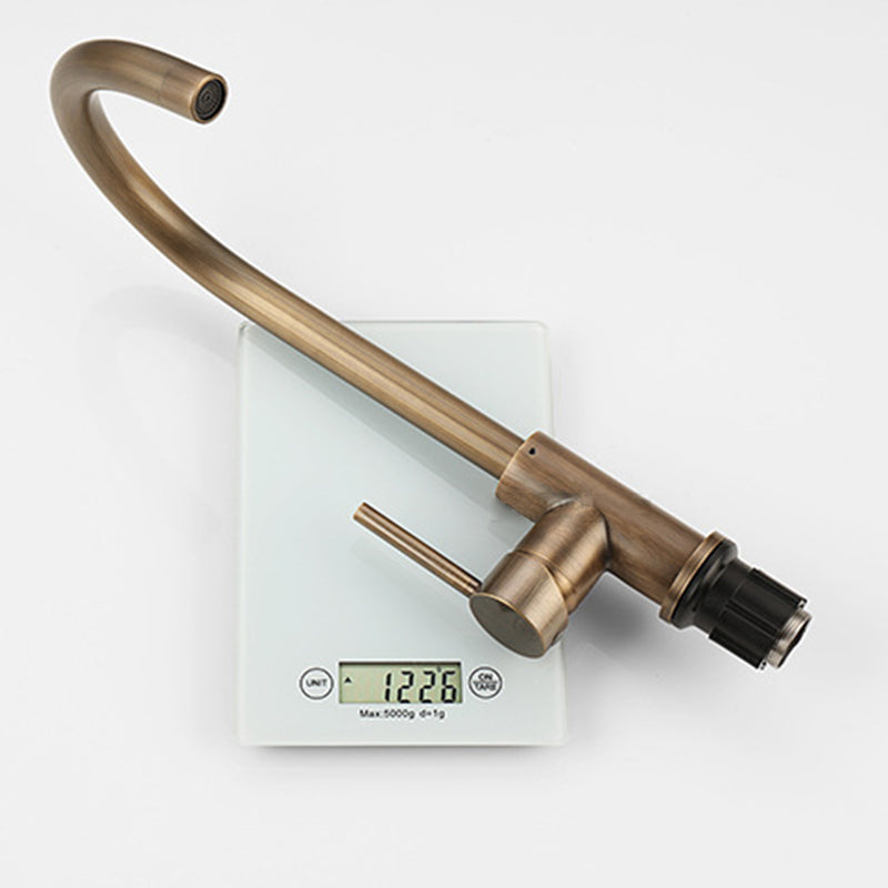 Messing keukenkraan met antiek design, draaibare uitloop en ergonomische enkele hendel voor comfort.