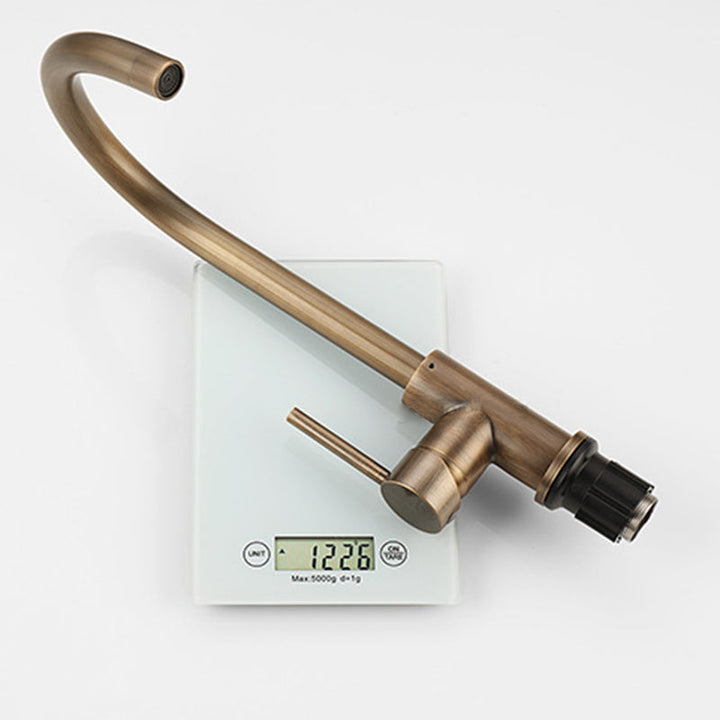 Messing keukenkraan met antiek design, draaibare uitloop en ergonomische enkele hendel voor comfort.