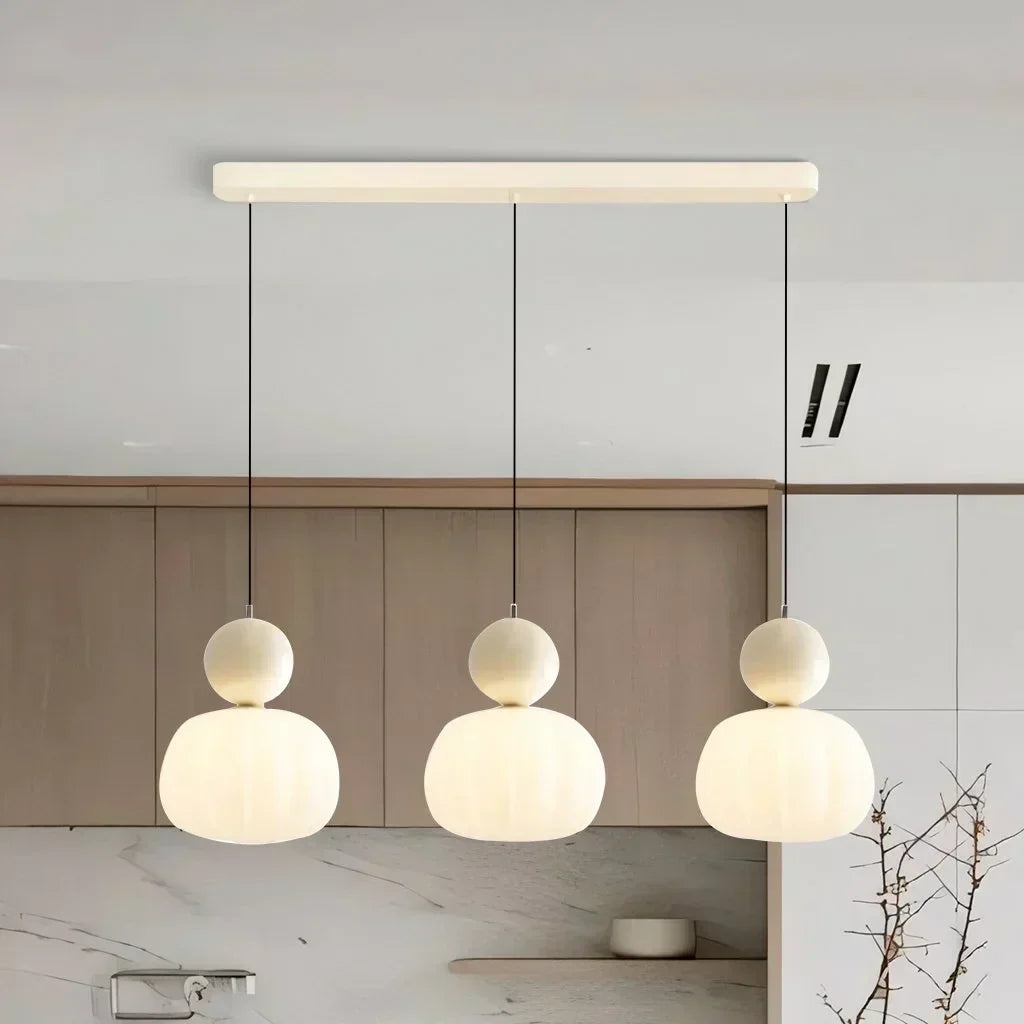 "Art Deco hanglamp CrèmeLuma, crèmekleurig ontwerp met elegante vormen, perfect voor stijlvol interieur, plafondlamp."