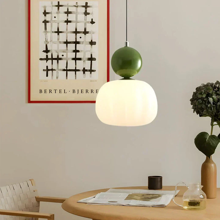 "Art Deco hanglamp CrèmeLuma, crèmekleurig ontwerp met elegante vormen, perfect voor stijlvol interieur, plafondlamp."
