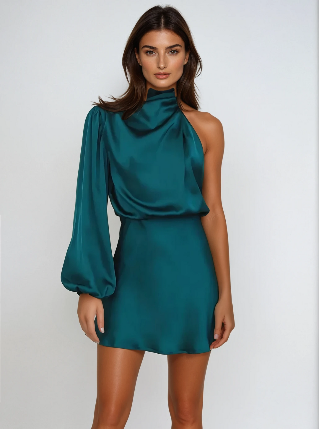 Asymmetrische satijnen one-shoulder avondjurk met pofmouw en elegante glans, die licht vangt voor een stijlvolle uitstraling.