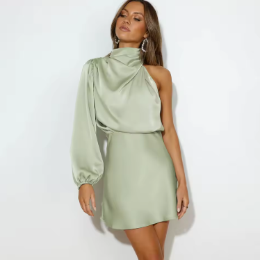 Asymmetrische satijnen one-shoulder avondjurk met pofmouw en elegante glans, die licht vangt voor een stijlvolle uitstraling.