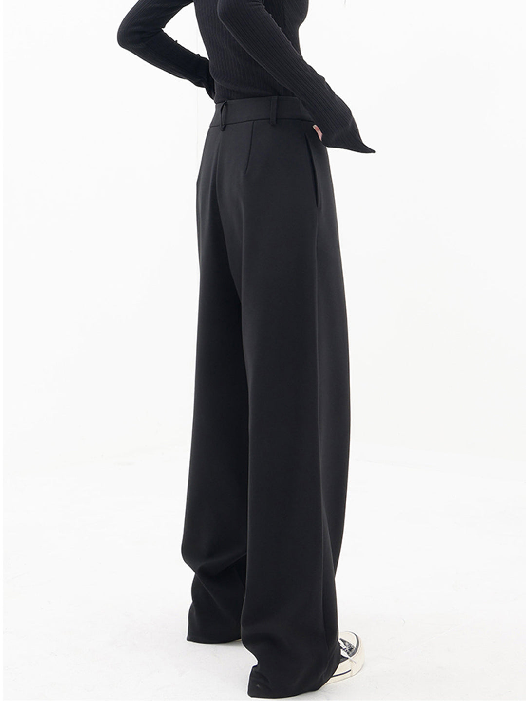 Asymmetrische wijde damesbroek Noa met dubbele knoop, ideaal voor een casual chique look.