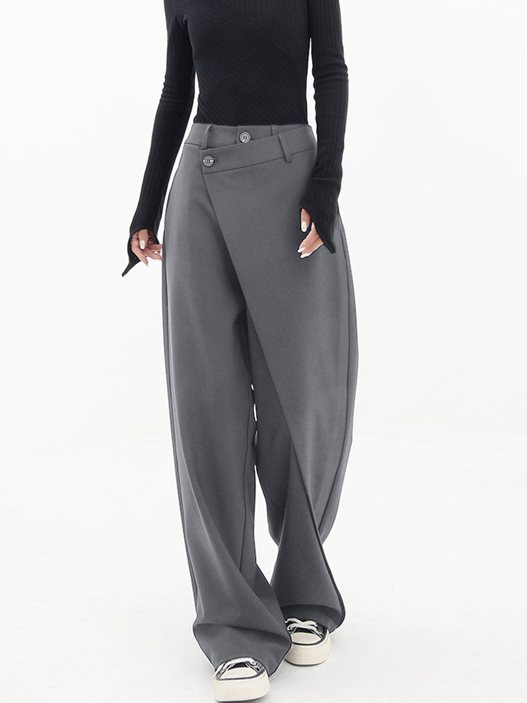 Trendy damesbroek met wijde pijpen, asymmetrisch silhouet en opvallende dubbele knoopsluiting.