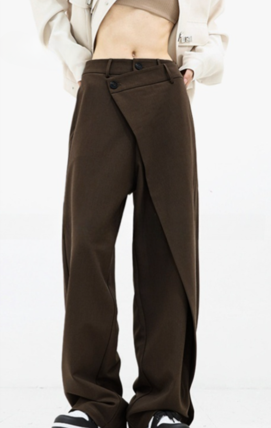 De perfecte broek voor elk seizoen: asymmetrisch wijd model met stijlvolle dubbele knoop.
