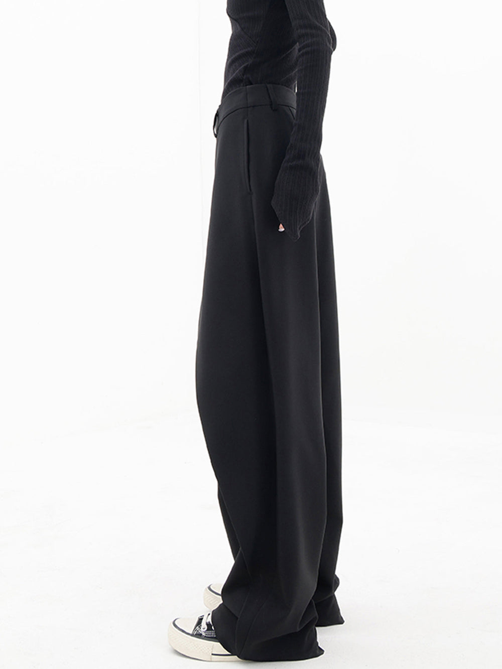 Comfortabele damesbroek met wijde pijpen en trendy asymmetrische sluiting met dubbele knoop.