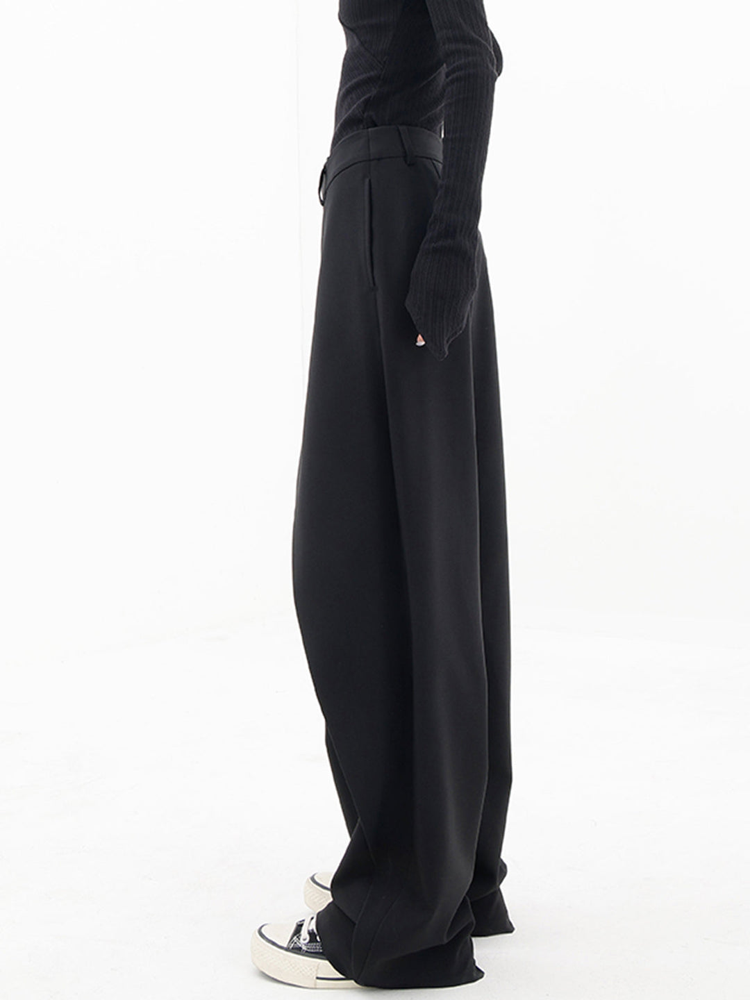 Comfortabele damesbroek met wijde pijpen en trendy asymmetrische sluiting met dubbele knoop.
