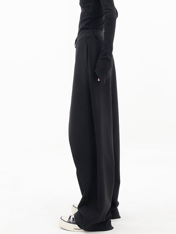 Comfortabele damesbroek met wijde pijpen en trendy asymmetrische sluiting met dubbele knoop.