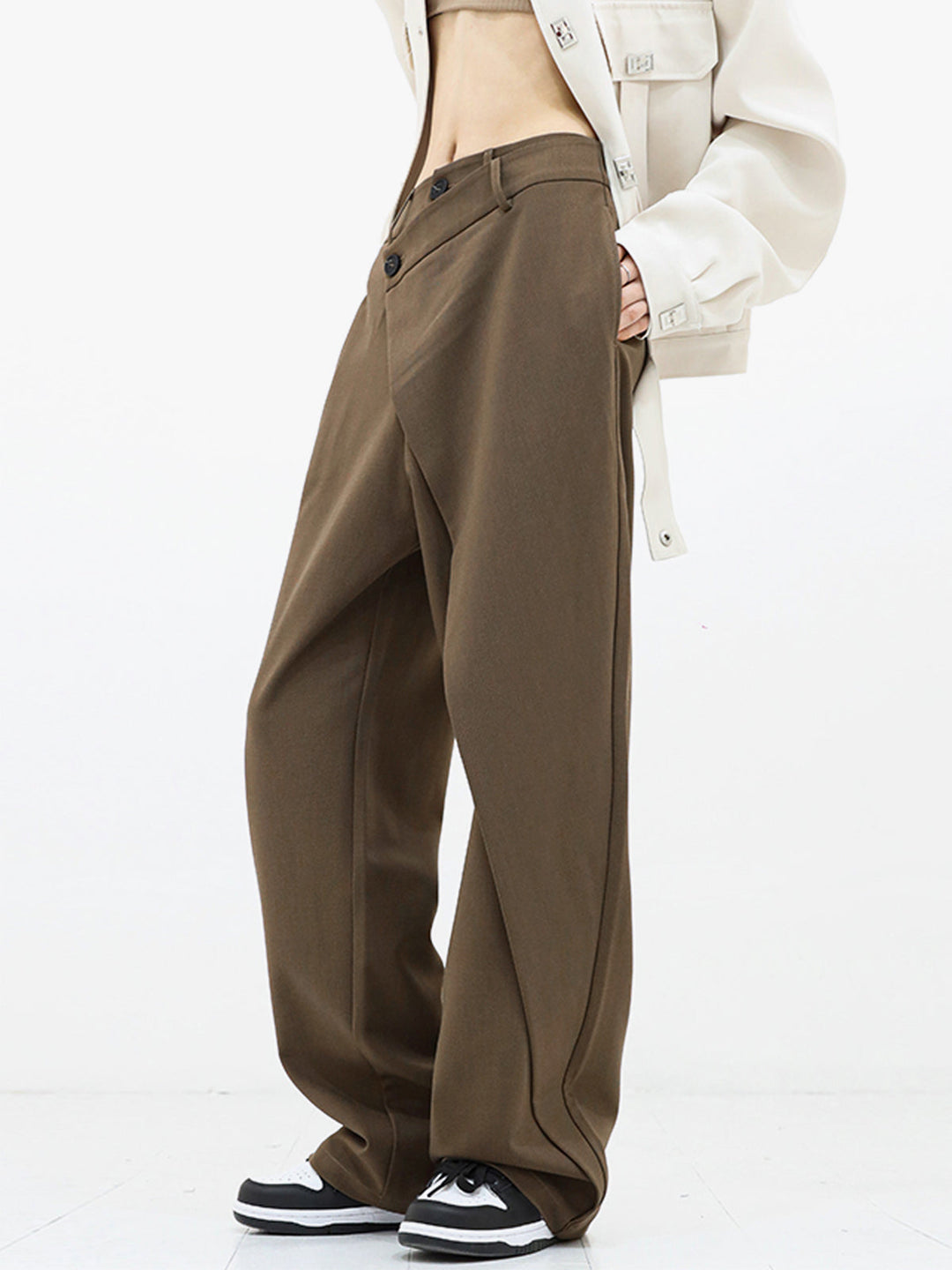 Zij-aanzicht van de Noa asymmetrische wijde broek, toont de vloeiende stof en pasvorm.