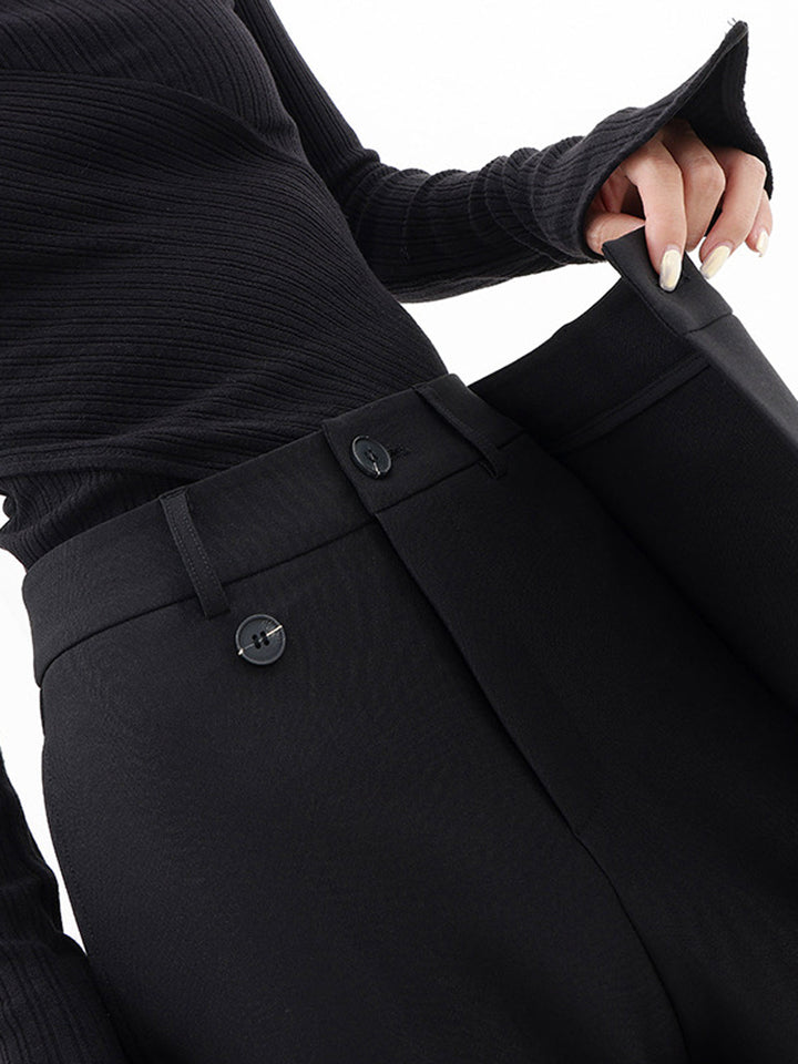 De asymmetrische wijde damesbroek Noa, gedragen door een model, voor een complete look.