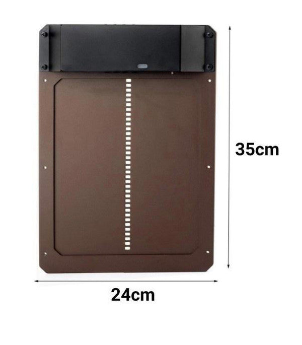Detail van de automatische kippenhokdeur met lichtsensor, toont robuust mechanisme voor betrouwbare werking.