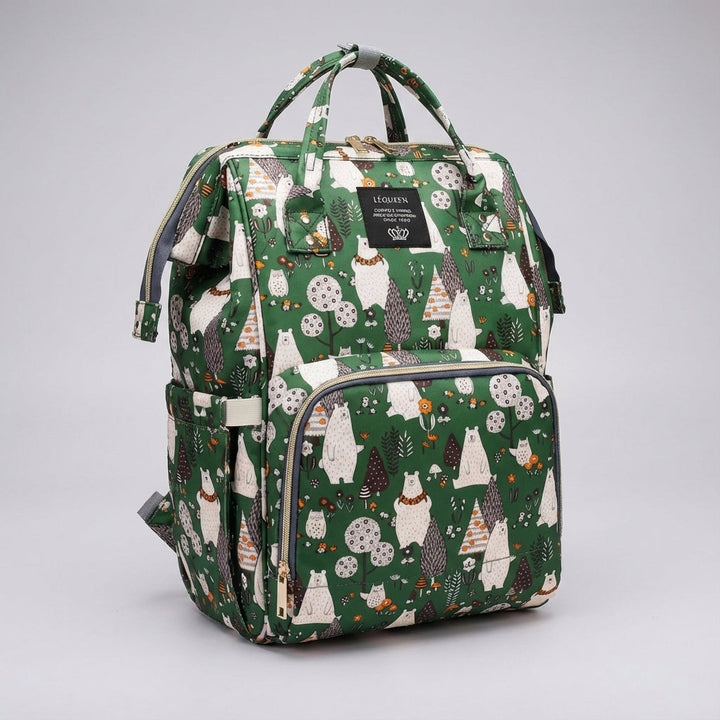 Babyluxe luiertas naast spelende baby. Een onmisbare verzorgingstas en babytas die alle babybenodigdheden binnen handbereik houdt.