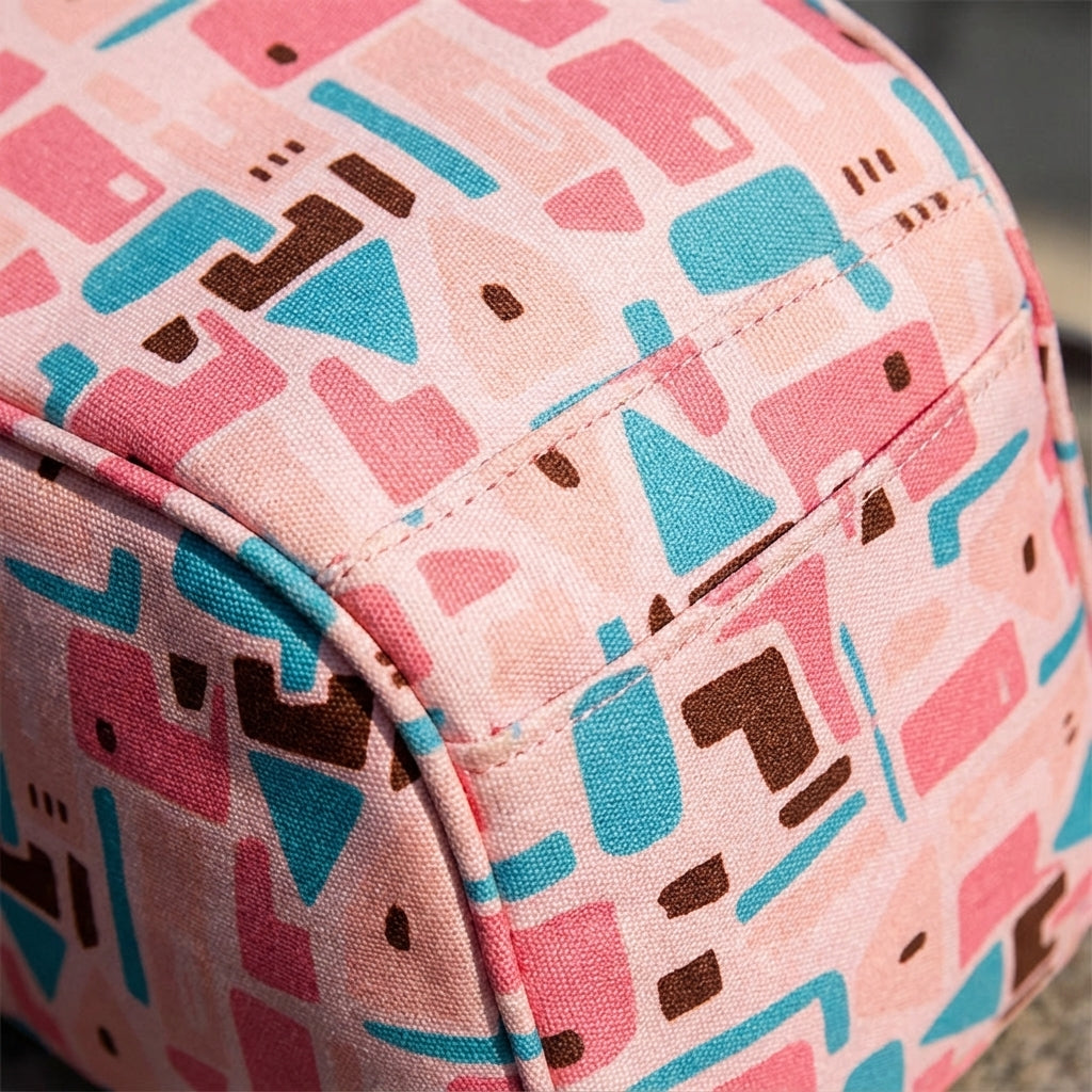 Babyluxe luiertas hangend aan kinderwagen. Een handige verzorgingstas en organizer voor alle babybenodigdheden.