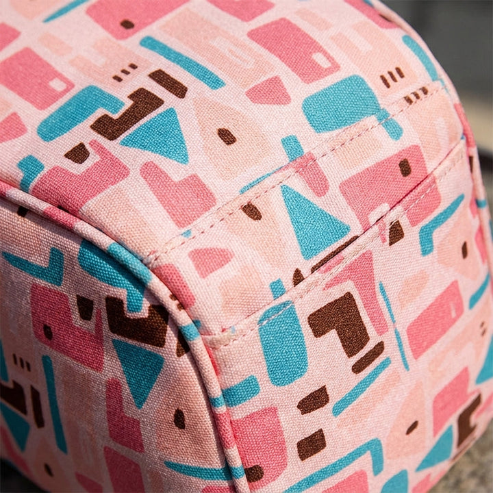 Babyluxe luiertas hangend aan kinderwagen. Een handige verzorgingstas en organizer voor alle babybenodigdheden.