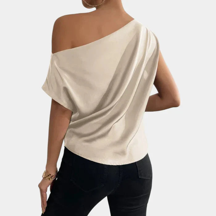 Elegante beige zomertop voor dames met off-shoulder hals en luchtige vleermuismouwen, comfortabel en modieus.