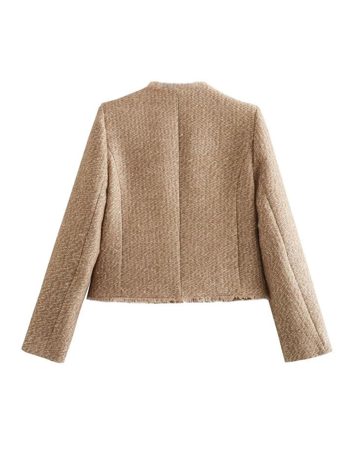 Modieus beige lentejasje voor dames met unieke gouden knopen, ideaal voor de overgangsperiode.
