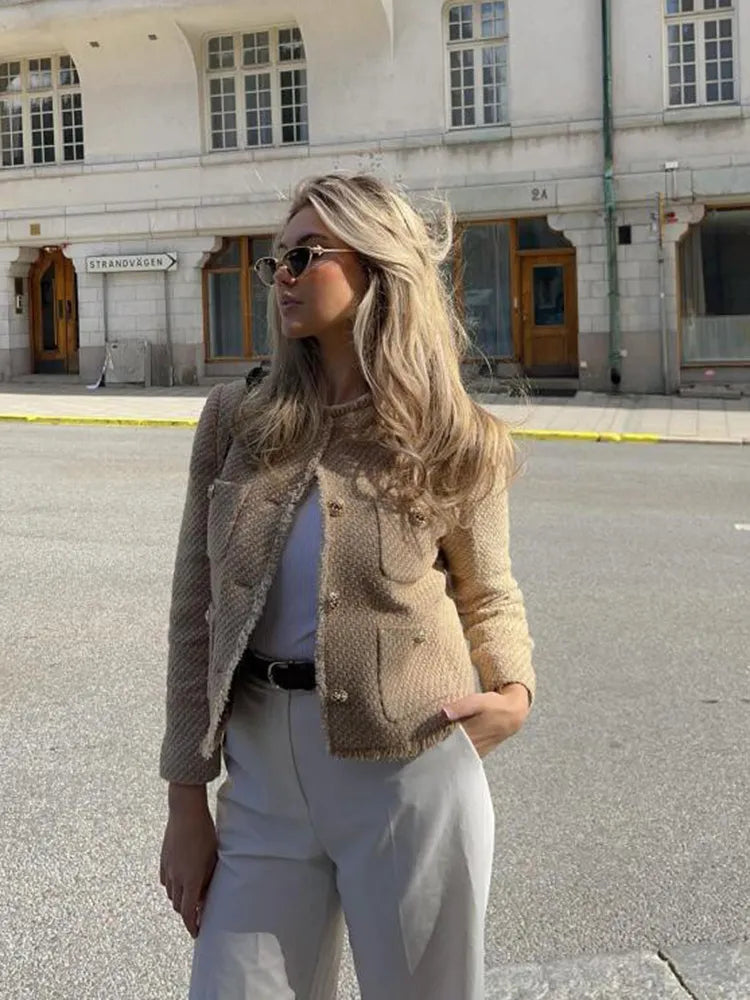 Elegantie en comfort: modieus beige damesjasje met opvallende gouden knopen, een must-have.