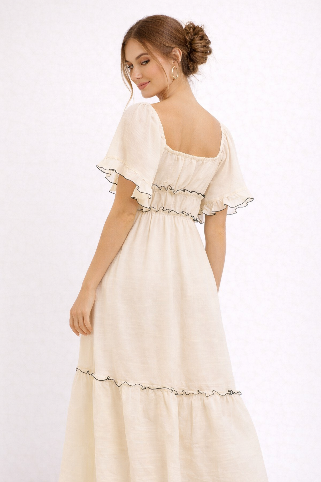 Dames beige midi-jurk met romantische ruches, comfortabele losse pasvorm, ideaal voor casual zomerlooks.