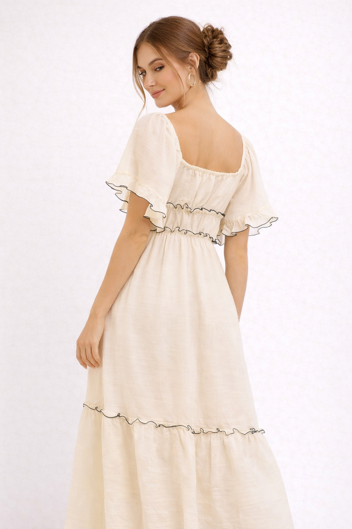 Dames beige midi-jurk met romantische ruches, comfortabele losse pasvorm, ideaal voor casual zomerlooks.