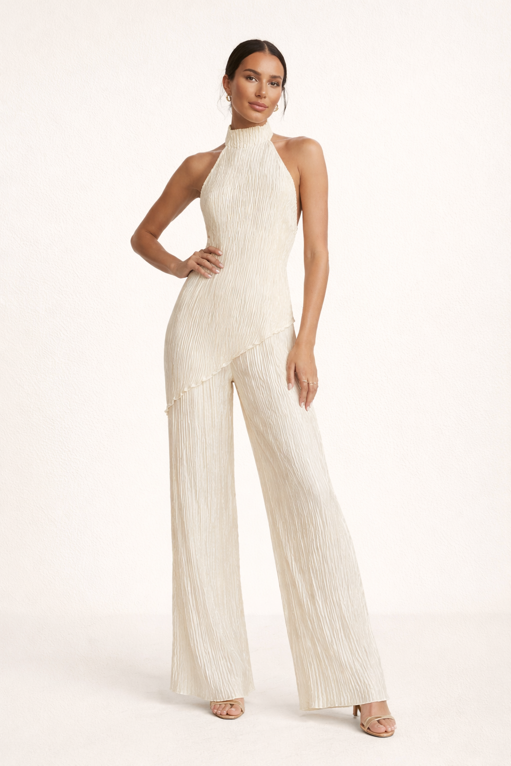 Beige geplooide wijde broek en asymmetrische haltertop damesset, elegant voor feestjes of zomer casual chique.
