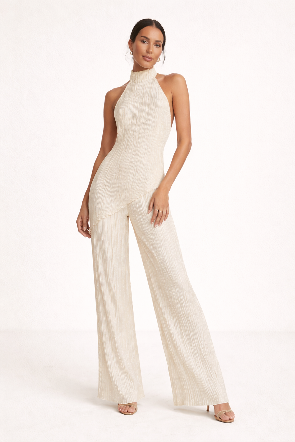 Tweedelige beige damesset met geplooide wijde broek en asymmetrische haltertop, perfecte feestkleding.