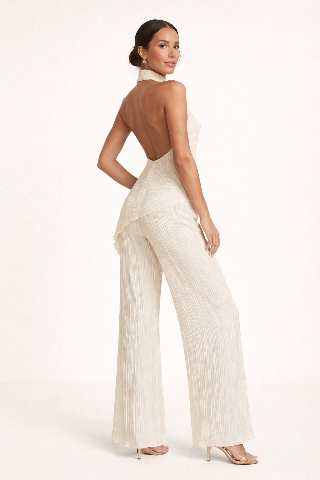 Comfortabele beige dames geplooide broek & asymmetrische haltertop set. Ideale zomeroutfit voor elke vrouw.