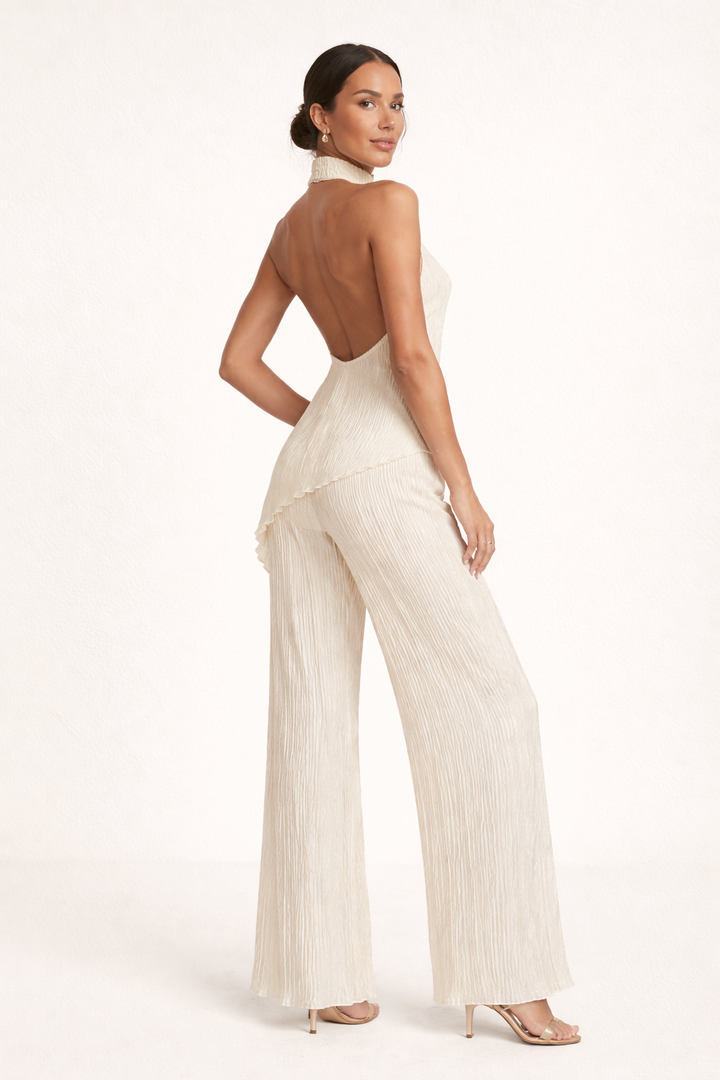 Comfortabele beige dames geplooide broek & asymmetrische haltertop set. Ideale zomeroutfit voor elke vrouw.