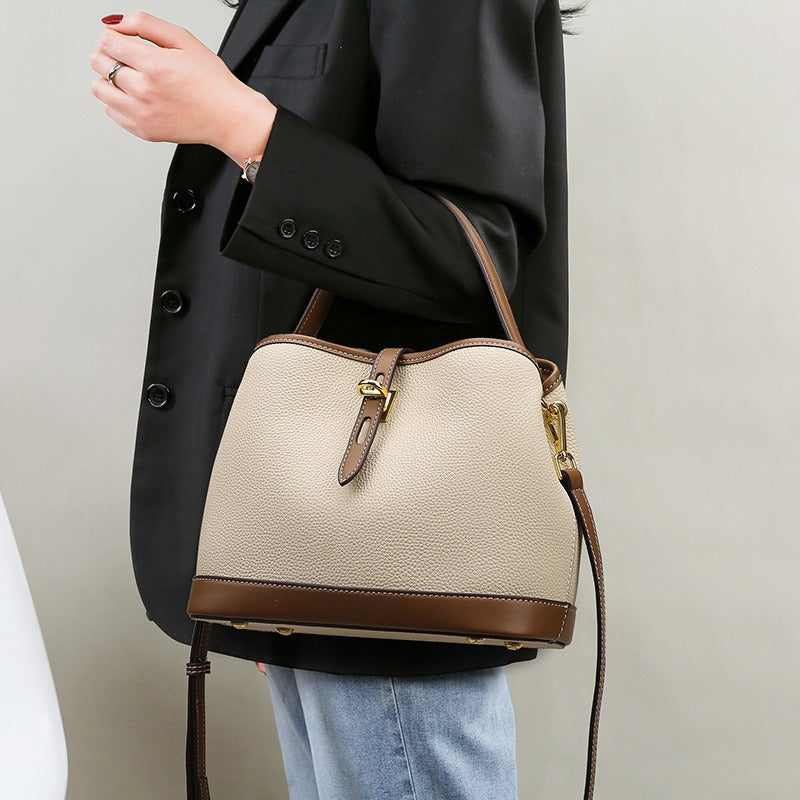 Beige leren dames schoudertas, stijlvol en gestructureerd, ideaal voor dagelijks gebruik en een modieuze look.
