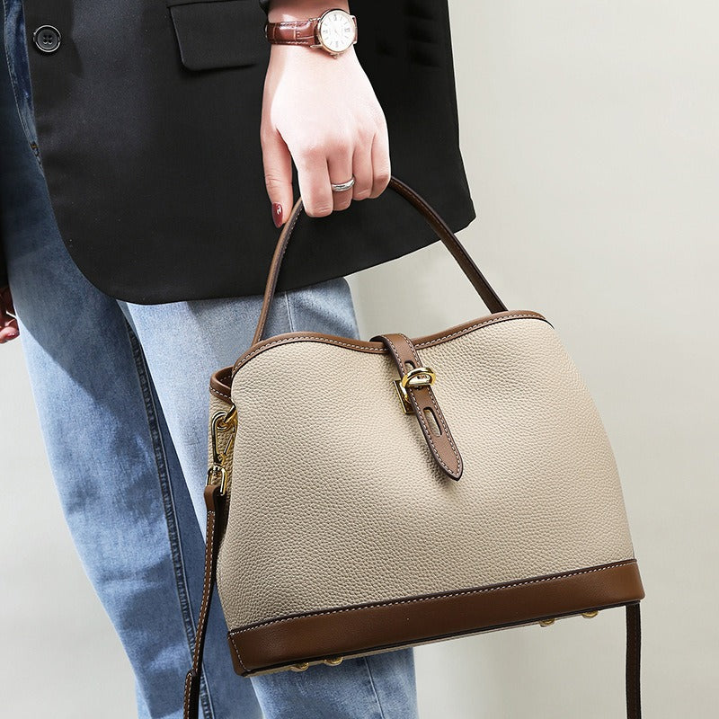 Praktische beige leren dames handtas, elegant en veelzijdig, perfect als werktas of trendy crossbody tas.