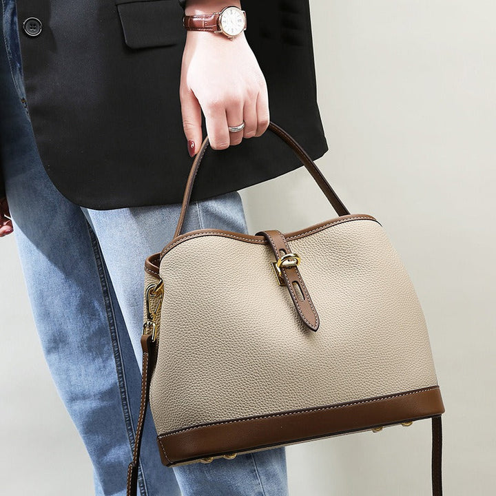 Praktische beige leren dames handtas, elegant en veelzijdig, perfect als werktas of trendy crossbody tas.