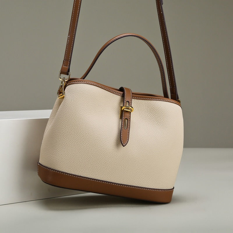 Elegante beige gestructureerde leren schoudertas voor dames, een tijdloos accessoire voor elke gelegenheid.