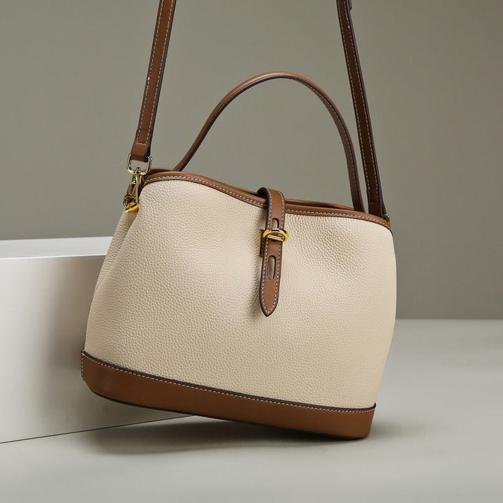 Elegante beige gestructureerde leren schoudertas voor dames, een tijdloos accessoire voor elke gelegenheid.