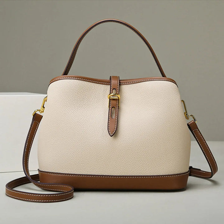 Stijlvolle beige leren schoudertas, perfect als dames werktas of dagelijkse tas, biedt zowel functionaliteit als klasse.