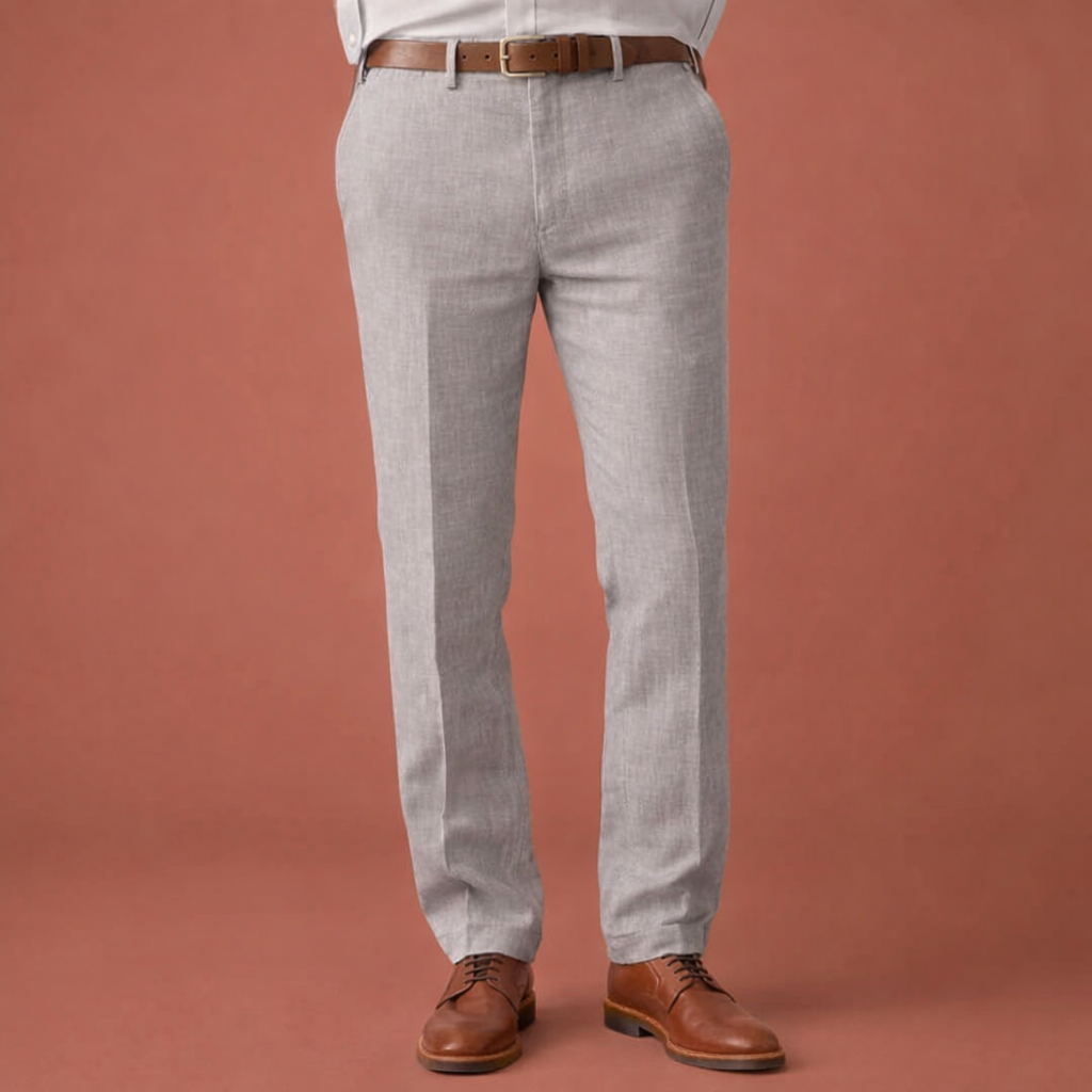 Beige slim fit herenbroek met ritssluiting en zijzakken; comfortabel en stijlvol voor casual of nette gelegenheden.