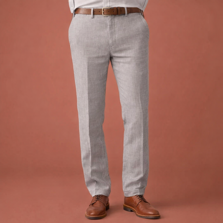 Beige slim fit herenbroek met ritssluiting en zijzakken; comfortabel en stijlvol voor casual of nette gelegenheden.