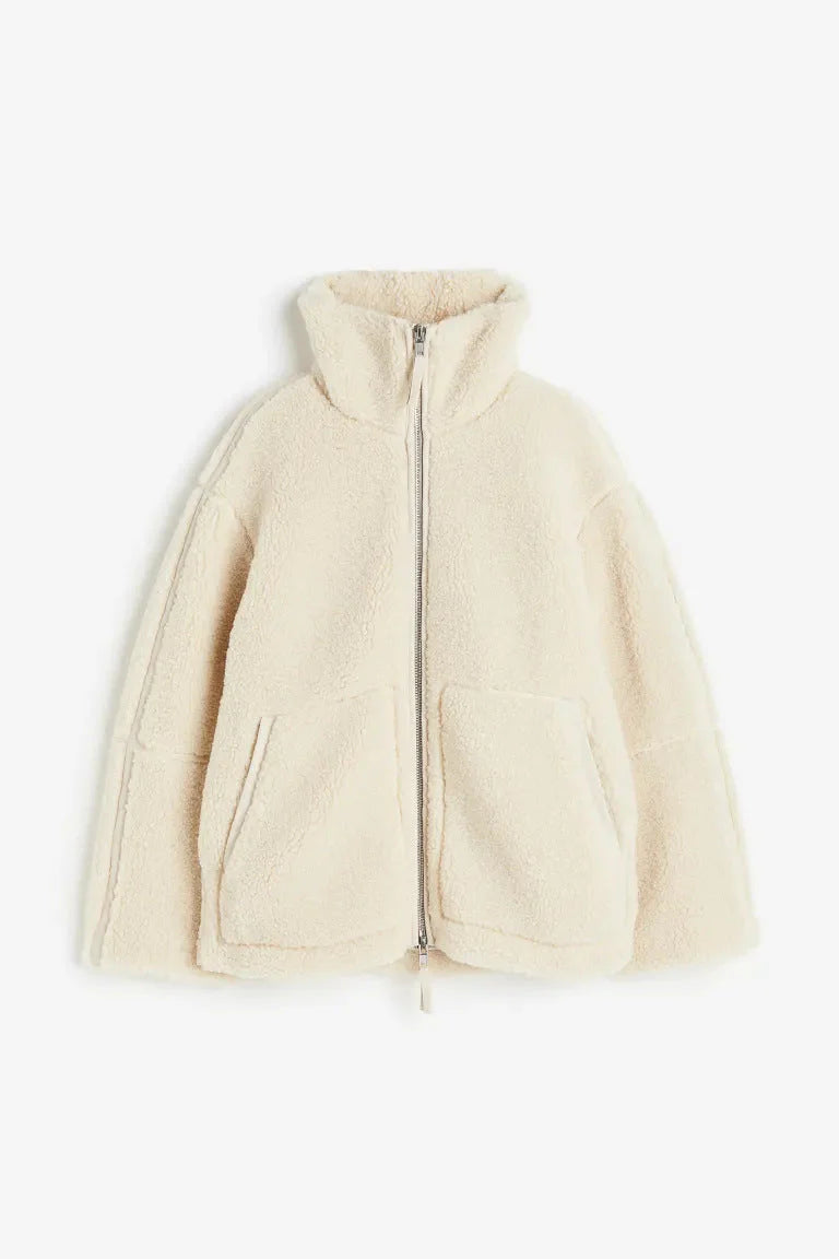 Comfortabele dames teddyjas in beige met stijlvolle opstaande kraag; een ruimvallend herfstjack, ideaal voor koelere dagen.